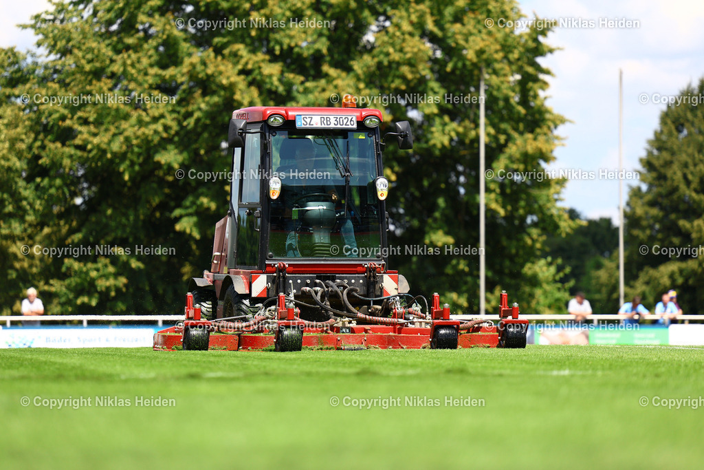 NH_EintrachtBraunschweig_HolsteinKiel_Testspiel_19072025 | Das Stadion am Salzgittersee. Der Rasen wurde vor dem Spiel zu wenig gemäht. Nach dem ersten Versuch mit einem Sitzmäher Abhilfe zu schaffen, wurde im Anschluss ein großer Mäher eingesetzt.Fußball I Herren I Testspiel I Saison 2025-2026  I Eintracht Braunschweig - Holstein Kiel I 19.07.2025 I Stadion am Salzgittersee - Realisiert mit Pictrs.com