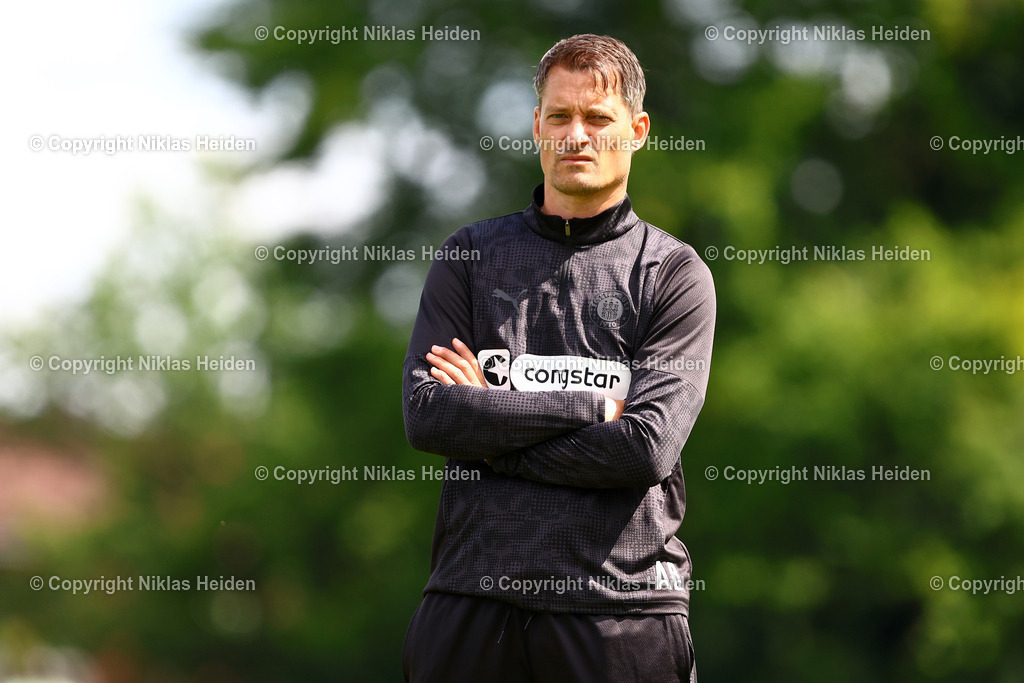 NH_FCStPauli_Training_11072025 | Alexander Blessin (Trainer, FC St. Pauli)Fußball I Herren I Training I Saison 2025-2026 I FC St. Pauli I 11.07.2025 I Trainingszentrum FC St. Pauli - Realisiert mit Pictrs.com