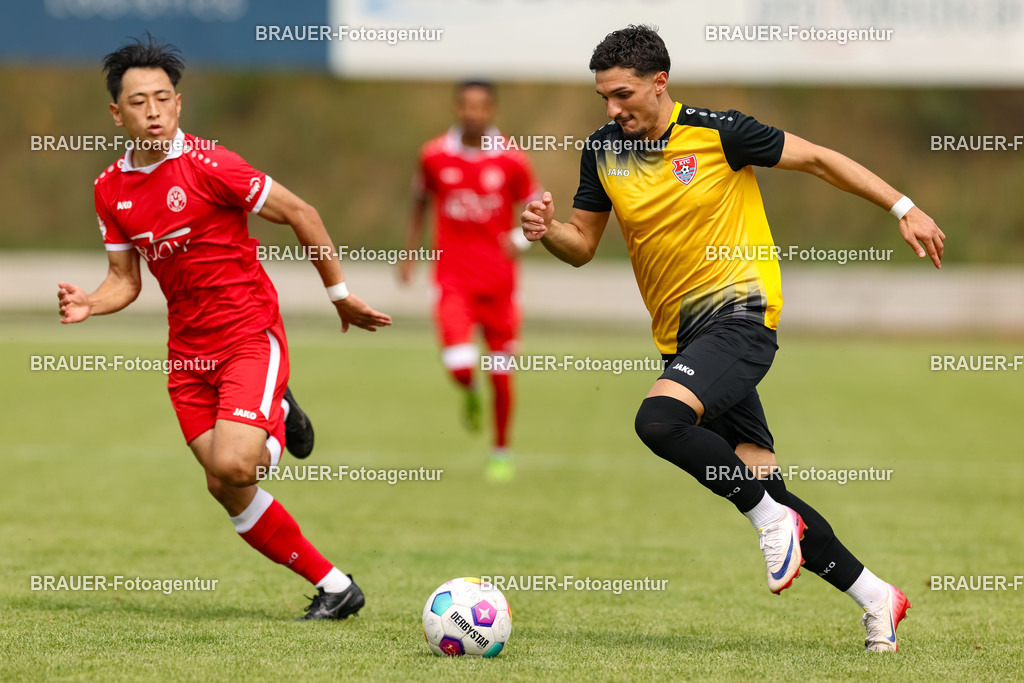 1_SVSKFC_20250726_0029.JPG -  - SV Schermbeck - KFC Uerdingen  - Testspiel | Schermbeck, Deutschland, 26.07.25: Ibuki Noguchi (SV Schermbeck) und Batuhan Özden (KFC Uerdingen) im Kampf um den Ball während des Testspiel Spiels zwischen SV Schermbeck - KFC Uerdingen  in der Volksbank Arena am 26. July 2025 in Schermbeck, Deutschland. (Foto von Stefan Brauer/Brauer-Fotoagentur)