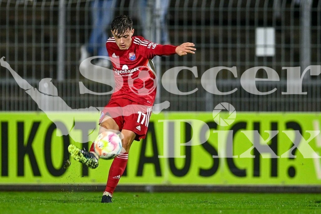 2022_10_14_ASCH_UHG-0158 | Maurice Krattenmacher (Unterhaching, 17) am Ball, Freisteller, Einzelbild, Aktion, Action