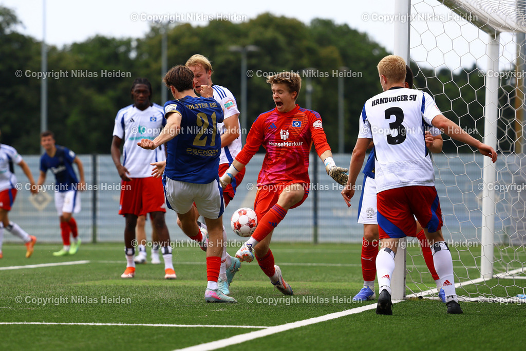 NH_HamburgerSVU21_HolsteinKielU23_Testspiel_20072025 | #1 Colin Poppelbaum (Hamburger SV U21), #21 Louis Köster (Holstein Kiel U23)Fußball I Herren I Testspiel I Saison 2025-2026  I Hamburger SV U21 - Holstein Kiel U23 I 20.07.2025 I Alexander-Otto-Akademie - Realisiert mit Pictrs.com