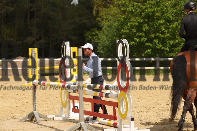 8er-Team_Lehrgang_Springen_2023_Gruppe_01 (106) | Alle Fotos der Reiterjournal Fotografin Doris Matthaes im Reiterjournal Online-Fotoshop. - Realisiert mit Pictrs.com