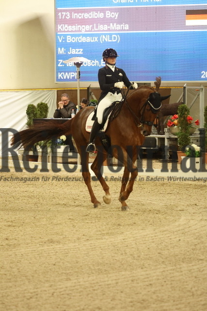 Gut Ising_2023_Prfg.Nr.02_GrandPrix-Kür_Lisa-Maria Klössinger_Incredible Boy (2) | Alle Fotos der Reiterjournal Fotografin Doris Matthaes im Reiterjournal Online-Fotoshop. - Realisiert mit Pictrs.com