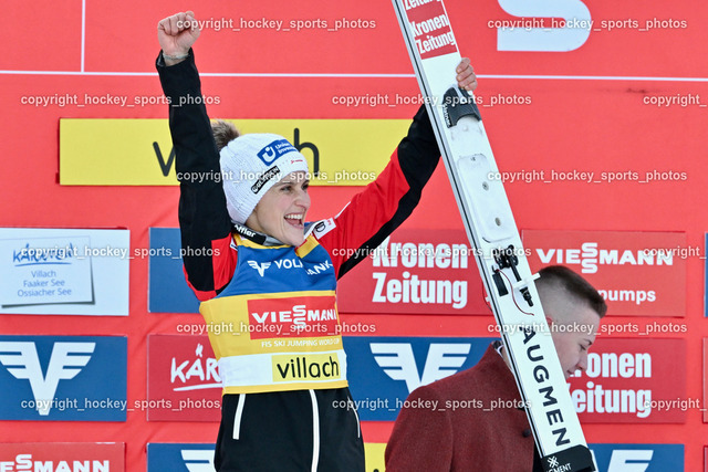 Weltcup Skispringen Villach Damen 29.12.2022 | #12 PINKELNIG Eva, Siegerehrung