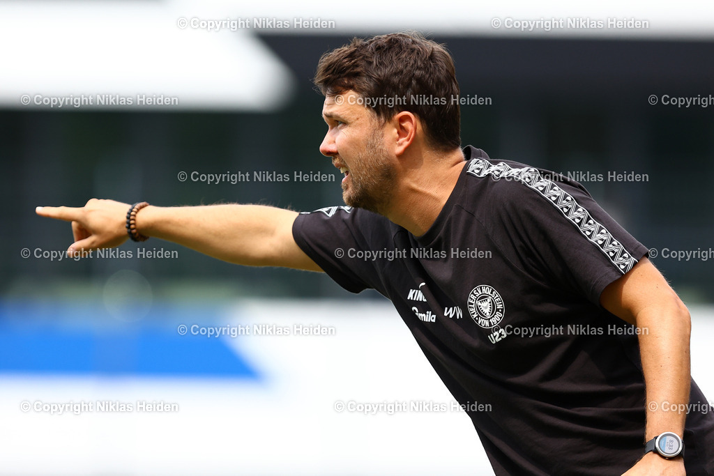 NH_HamburgerSVU21_HolsteinKielU23_Testspiel_20072025 | Willi Weiße (Trainer, Holstein Kiel U23)Fußball I Herren I Testspiel I Saison 2025-2026  I Hamburger SV U21 - Holstein Kiel U23 I 20.07.2025 I Alexander-Otto-Akademie - Realisiert mit Pictrs.com