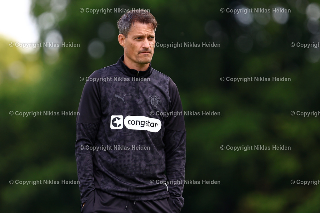 NH_FCStPauli_Training_11072025 | Alexander Blessin (Trainer, FC St. Pauli)Fußball I Herren I Training I Saison 2025-2026 I FC St. Pauli I 11.07.2025 I Trainingszentrum FC St. Pauli - Realisiert mit Pictrs.com