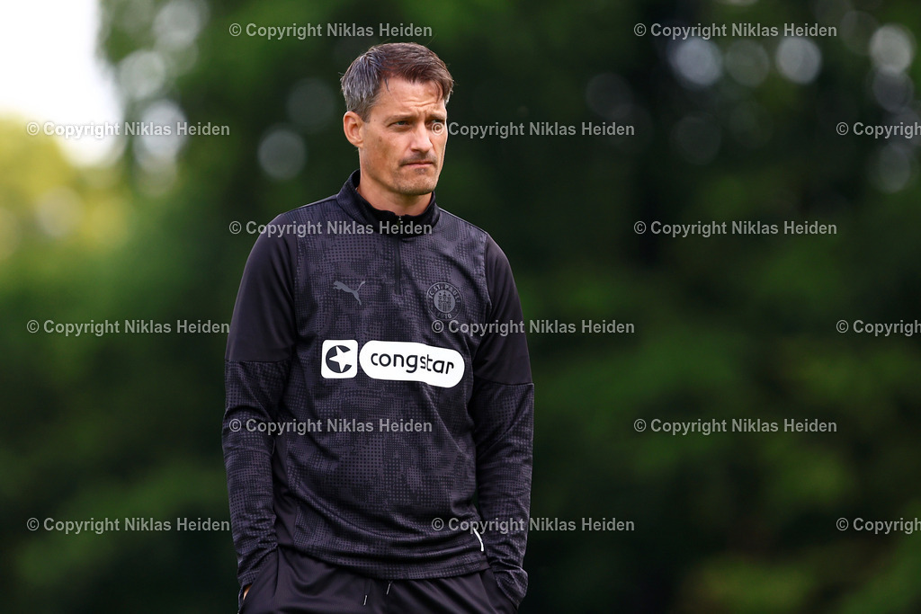 NH_FCStPauli_Training_11072025 | Alexander Blessin (Trainer, FC St. Pauli)Fußball I Herren I Training I Saison 2025-2026 I FC St. Pauli I 11.07.2025 I Trainingszentrum FC St. Pauli - Realisiert mit Pictrs.com