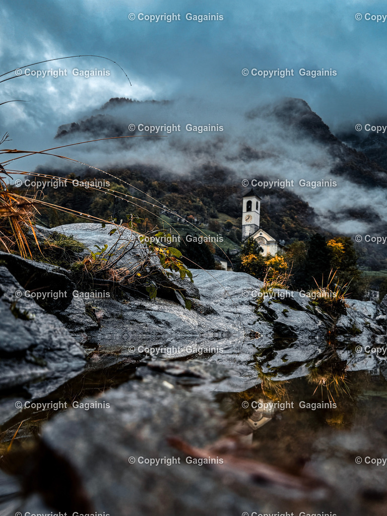 Chiesa di Santa Maria degli Angeli Herbstlandschaft Schweiz, Tessin Dorf Print, Nebel Fotografie, Herbstfarben Wandbild, Naturposter, Alpenkunst | Goldene Blätter, malerische Gassen und sanfter Herbstnebel – diese Fotografie bringt die magische Atmosphäre des Tessiner Herbstes in dein Zuhause. Perfekt für gemütliche Wohnräume oder als Geschenk für Naturliebhaber.