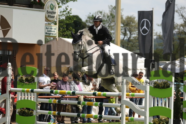 Weingarten_2023_Prfg.Nr.25_Springen_Kl.M_Clear-Round_Simon Wüst_Quiso VA (5) | Alle Fotos der Reiterjournal Fotografin Doris Matthaes im Reiterjournal Online-Fotoshop. - Realizzato con Pictrs.com