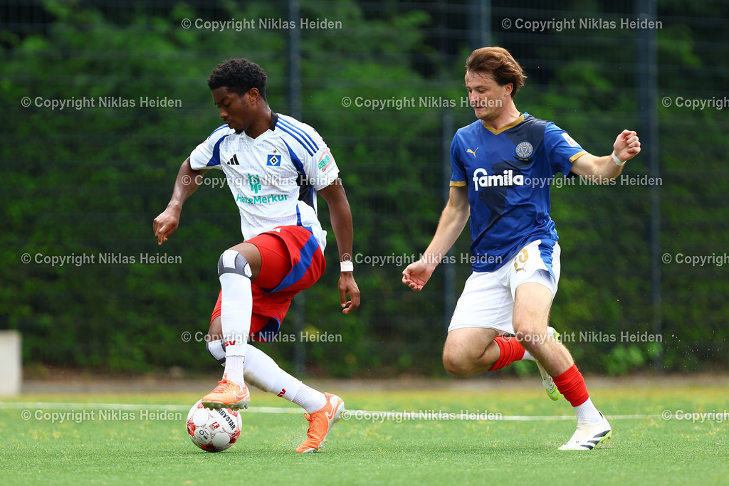 NH_HamburgerSVU21_HolsteinKielU23_Testspiel_20072025 | Ivan Imasuen (Hamburger SV U21), Oskar von Esebeck (Holstein Kiel U23)Fußball I Herren I Testspiel I Saison 2025-2026  I Hamburger SV U21 - Holstein Kiel U23 I 20.07.2025 I Alexander-Otto-Akademie - Realisiert mit Pictrs.com