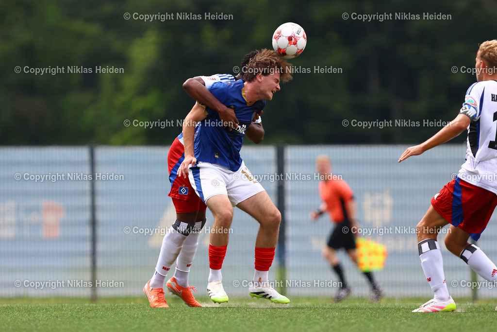 NH_HamburgerSVU21_HolsteinKielU23_Testspiel_20072025 | Ivan Imasuen (Hamburger SV U21), Oskar von Esebeck (Holstein Kiel U23)Fußball I Herren I Testspiel I Saison 2025-2026  I Hamburger SV U21 - Holstein Kiel U23 I 20.07.2025 I Alexander-Otto-Akademie - Realisiert mit Pictrs.com