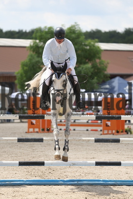 Weilheim_2023_Prfg.Nr.04_Springpferde_Kl.M_Uwe Carstensen_Cece White (2) | Alle Fotos der Reiterjournal Fotografin Doris Matthaes im Reiterjournal Online-Fotoshop. - Realizzato con Pictrs.com