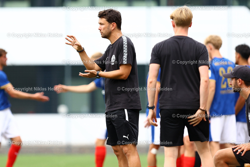 NH_HamburgerSVU21_HolsteinKielU23_Testspiel_20072025 | Willi Weiße (Trainer, Holstein Kiel U23)Fußball I Herren I Testspiel I Saison 2025-2026  I Hamburger SV U21 - Holstein Kiel U23 I 20.07.2025 I Alexander-Otto-Akademie - Realisiert mit Pictrs.com