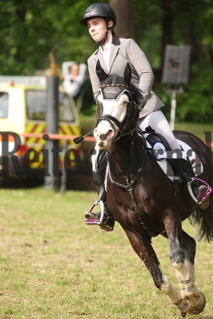 Weingarten_2023_Prfg.Nr.19_Ponyspringprf_Kl.M_Siegerehrung (14) | Alle Fotos der Reiterjournal Fotografin Doris Matthaes im Reiterjournal Online-Fotoshop. - Realized with Pictrs.com