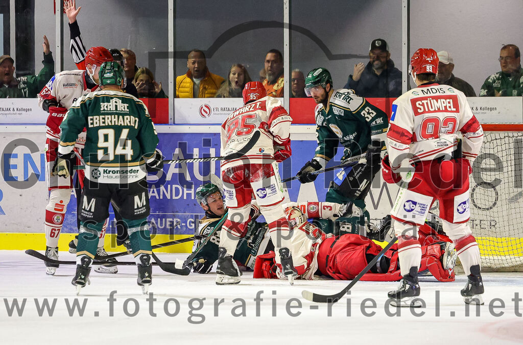 2025-09-12_118_TSV_Erding_gegen_EV_Landshut | Erding, Deutschland, 12.09.2025:Eishockey, Oberliga Süd 2025 / 2026, Testspiel, TSV Erding gegen EV Landshut, Endergebnis: 4:6Markus Eberhardt (Erding Gladiators, #94), Maximilian Forster (Erding Gladiators, #81), +l95+, Philipp Dietl (EV Landshut, #29), Marc Schmidpeter (Erding Gladiators, #33), Oliver Stümpel (EV Landshut, #93)Foto: Christian Riedel / fotografie-riedel.net