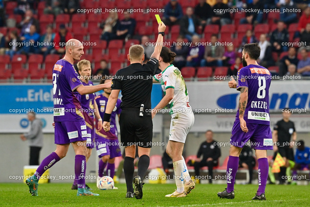 SK Austria Klagenfurt vs. WSG Tirol 29.10.2022 | #37 Nicolas Wimmer, Manuel Schüttengruber Referee, #7 Thomas Sabitzer, #8 Kosmas Gkezos