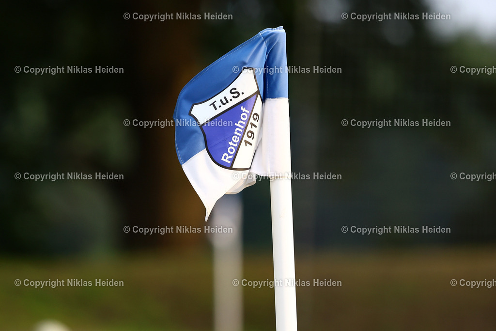 NH_TuSRotenhof_InterTürksporKiel_Testspiel_27062025 | Eckfahne des TuS Rotenhof.Fußball I Herren I Freundschaftsspiel I Saison 2025-2026  I TuS Rothenhof - Inter Türkspor Kiel I 27.06.2025 I B-Platz Rotenhof - Realisiert mit Pictrs.com