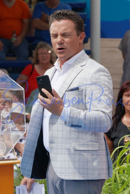 260622Ho3797 | Stefan Mross mit Handy - Immer wieder sonntags - Staffel 3
ARD Fernseh Live Show wird im 18. Jahr im Europapark in Rust produziert. 
Deutschland, Rust, Europapark, 26.06.2022