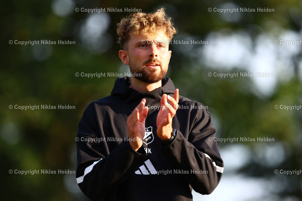 NH_TuSRotenhof_InterTürksporKiel_Testspiel_27062025 | Henning Knuth (Trainer, TuS Rotenhof)Fußball I Herren I Freundschaftsspiel I Saison 2025-2026  I TuS Rothenhof - Inter Türkspor Kiel I 27.06.2025 I B-Platz Rotenhof - Realisiert mit Pictrs.com