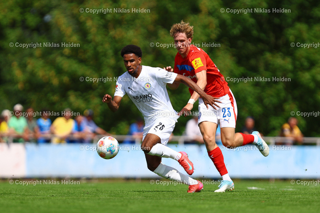 NH_EintrachtBraunschweig_HolsteinKiel_Testspiel_19072025 | #25 Sanoussy Ba (Eintracht Braunschweig), #23 Lasse Rosenboom (Holstein Kiel)Fußball I Herren I Testspiel I Saison 2025-2026  I Eintracht Braunschweig - Holstein Kiel I 19.07.2025 I Stadion am Salzgittersee - Realisiert mit Pictrs.com