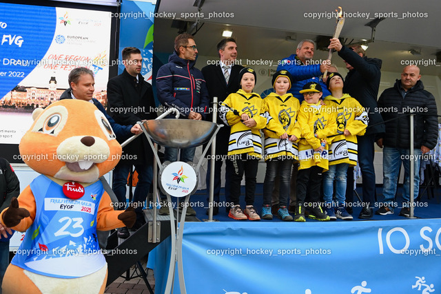 European Youth Olympic Festival EYOF 2023 Pressekonferenz | Gemeinderat Spittal an der Drau Roland Staudacher, Stefano Mazzolini,  Stadtrat Spittal an der Drau Christoph Staudacher, Bürgermeister Spittal an der Drau Gerhard Köfer, Giorgio Brandolin, Gemeinderat Spittal an der Drau Marco Brandner, Jugendspieler EC Hornets Spittal, Maskottchen European Youth Olympic Festival EYOF 2023