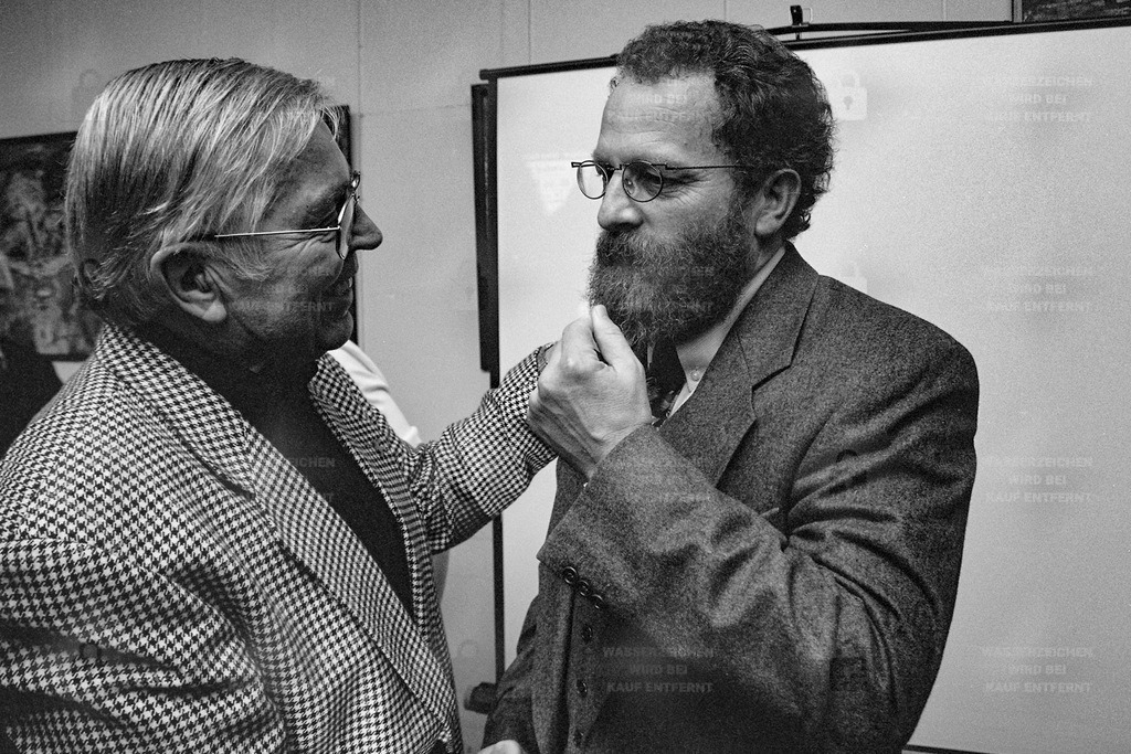 BA 0177_022a_MK | 11.11.2001 - Kleinmachnow. Kommunalwahl. Bürgermeisterwahl. Wahlabend der SPD im Kulturhaus Kammerspiele.  Harry Hartig, PDS Kleinmachnow  Wolfgang Blasig (*31.03.1954) war von Januar 1994 bis Januar 2009 Bürgermeister der Gemeinde Kleinmachnow. Im Februar 2009 wurde er zum Landrat des Kreises Potsdam-Mittelmark gewählt. Im März 2022 legte er auf persönlichen Wunsch das Amt vorzeitig nieder. - Realisiert mit Pictrs.com