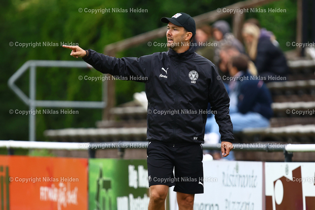 NH_HolsteinKielU23_FCEintrachtNorderstedt_Testspiel_05072025 | Willi Weiße (Trainer, Holstein Kiel U23)Fußball I Herren I Testspiel I Saison 2025-2026  I Holstein Kiel U23 - FC Eintracht Norderstedt I 05.07.2025 I Stadtwerke Arena Eckernförde - Realisiert mit Pictrs.com