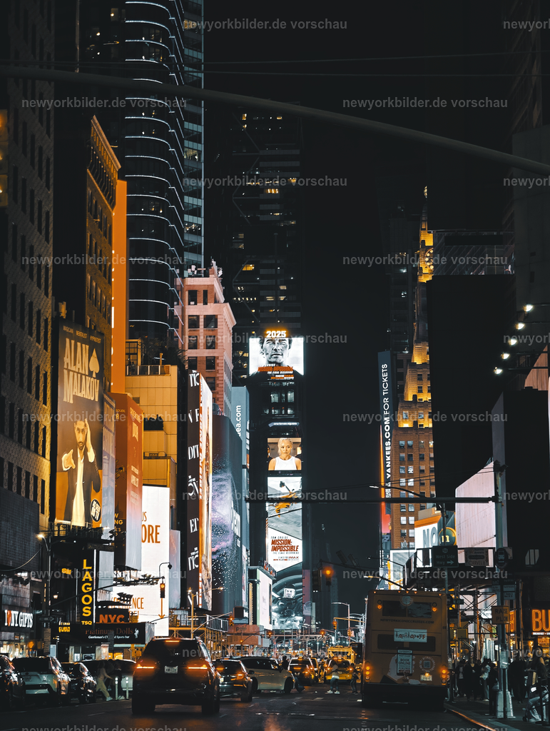 Midtown Manhattan bei Nacht – Lichter, Theater und das pulsierende Leben der Stadt | Wenn die Sonne untergeht, beginnt das wahre Leben in Midtown Manhattan. Die Straßen verwandeln sich in ein Meer aus Licht: Autolichter ziehen wie glühende Linien durch die Avenues, Geschäfte und Theater erstrahlen in bunten Farben, und gigantische Videowände fluten die Nacht mit bewegten Bildern. Es ist ein Ort, an dem die Energie der Stadt spürbar wird – laut, lebendig und voller Geschichten. Die Dynamik der Lichter, die Menschenmengen und die ikonische Architektur verschmelzen zu einem Bild, das die Seele New Yorks einfängt. Wer die Stadt liebt, sollte Midtown bei Nacht erleben. Midtown, Time Square, Broadway sind touristisch, aber wenn man das erste Mal her kommt, sollte es mit dabei sein. 