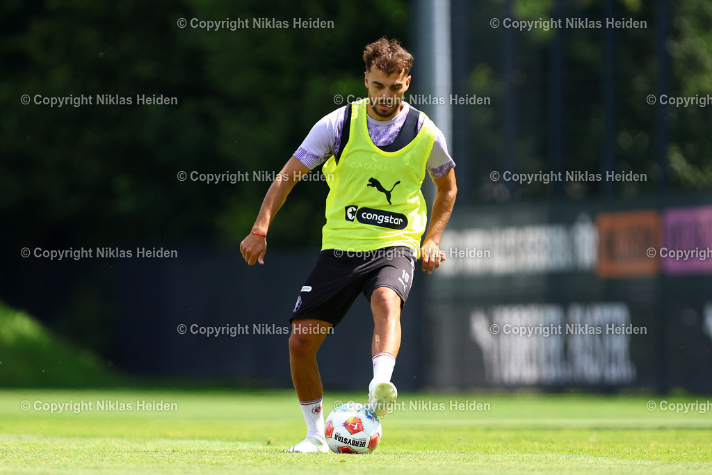 NH_FCStPauli_Training_11072025 | #10 Danel Sinani (FC St. Pauli)Fußball I Herren I Training I Saison 2025-2026 I FC St. Pauli I 11.07.2025 I Trainingszentrum FC St. Pauli - Realisiert mit Pictrs.com
