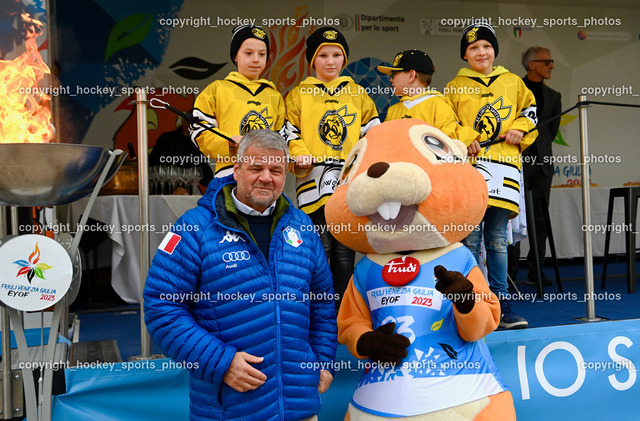 European Youth Olympic Festival EYOF 2023 Pressekonferenz | Jugendspieler EC Hornets Spittal, Olympisches Feuer, Maskottchen European Youth Olympic Festival EYOF 2023,  Bürgermeister Spittal an der Drau Gerhard Köfer, 