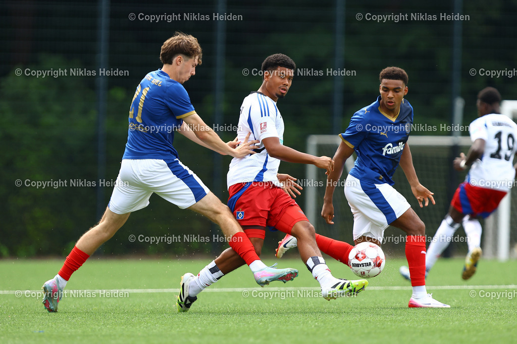 NH_HamburgerSVU21_HolsteinKielU23_Testspiel_20072025 | #21 Leonardo Garcia Posadas (Hamburger SV U21), #21 Louis Köster (Holstein Kiel U23)Fußball I Herren I Testspiel I Saison 2025-2026  I Hamburger SV U21 - Holstein Kiel U23 I 20.07.2025 I Alexander-Otto-Akademie - Realisiert mit Pictrs.com