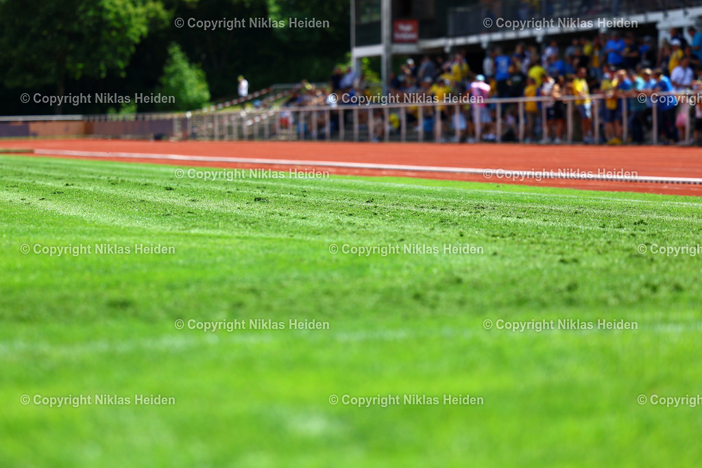 NH_EintrachtBraunschweig_HolsteinKiel_Testspiel_19072025 | Das Stadion am Salzgittersee. Der Rasen wurde vor dem Spiel zu wenig gemäht. Der Anpfiff verschiebt sich deshalb von 14 Uhr auf 16 Uhr. In der Zwischenzeit wird der Platz gemäht.Fußball I Herren I Testspiel I Saison 2025-2026  I Eintracht Braunschweig - Holstein Kiel I 19.07.2025 I Stadion am Salzgittersee - Realisiert mit Pictrs.com