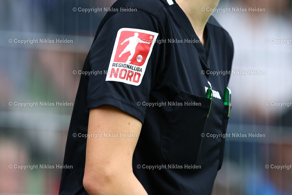 NH_SCWeicheFlensburg08_HolsteinKiel_Testspiel_28062025 | Wappen der Regionalliga Nord auf dem Arm eines Schiedsrichter-Trikots.Fußball I Herren I Freundschaftsspiel I Saison 2025-2026  I SC Weiche Flensburg 08 - Holstein Kiel I 28.06.2025 I Manfred-Werner-Stadion - Realisiert mit Pictrs.com