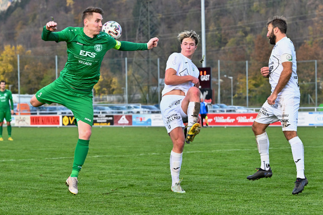 SC Landskron vs. FC Lendorf 12.11.2022 | #5 Lukas Anton Kofler, #13 Sandro Christoph Morgenstern, #17 Mario Zagler