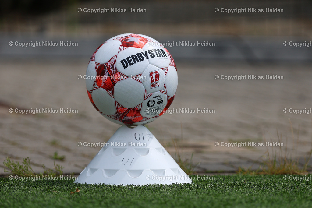 NH_HamburgerSVU21_HolsteinKielU23_Testspiel_20072025 | Spielball der Regionalliga Nord.Fußball I Herren I Testspiel I Saison 2025-2026  I Hamburger SV U21 - Holstein Kiel U23 I 20.07.2025 I Alexander-Otto-Akademie - Realisiert mit Pictrs.com