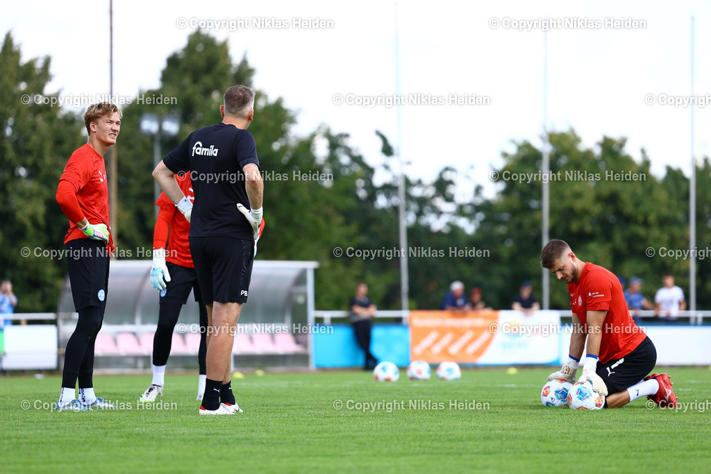 NH_EintrachtBraunschweig_HolsteinKiel_Testspiel_19072025 | Ratlose Gesichter bei den Torhütern von Holstein Kiel, nachdem das Aufwärmen abgebrochen wurde.Fußball I Herren I Testspiel I Saison 2025-2026  I Eintracht Braunschweig - Holstein Kiel I 19.07.2025 I Stadion am Salzgittersee - Realisiert mit Pictrs.com