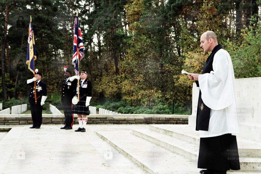 BA 0045_16A | 12.11.2000- Stahnsdorf. Remembrance Day. Südwestkirchhof Stahnsdorf, Britischer Militärfriedhof   Bis 1989 fand die Gedenkfeier  der Britischen Besatzungsmacht zum Remembrance Day unter großem diplomatischen Aufgebot hier statt.  Wie auf dem Britischen Ehrenfriedhof  an der Heerstraße in (West)-Berlin, waren auch hier die Botschafter bzw. deren Vertreter der Commonwealth-Staaten sowie Abgesandte der militärischen Westmächte anwesend.                                                 Im britischen Empire (heute: Commonwealth of Nations) wurde nach dem Ersten Weltkrieg ein nationaler Gedenktag, der 11. November, eingeführt. Er wird Remembrance Day oder Armistice Day (deutsch: Waffenstillstandstag) genannt. Armistice Day deshalb, weil am Ende des Ersten Weltkrieges der Waffenstillstand von Compiègne besagte, dass die Kriegshandlungen am „Elften Tag des elften Monats um elf Uhr“ enden sollten. In Großbritannien wird das Remembrance Day Weekend begangen. Am 11. November werden zwei Schweigeminuten gehalten. Am nächstgelegenen Sonntag legt das Staatsoberhaupt in Gegenwart des Premierministers sowie von Veteranen am Mahnmal The Cenotaph einen Strauß mit Mohnblumen nieder. Künstliche Mohnblumen zum Anstecken, sogenannte Remembrance Poppies (deutsch ‚Erinnerungs-Mohnblumen‘) werden durch Helfer des Veteranenverbandes British Legion verkauft und getragen. Die Mohnblume (englisch poppy) soll – in Anlehnung an das Gedicht „In Flanders Fields“ des Kanadiers John McCrae – an die vom Blut der Soldaten des Ersten Weltkrieges geröteten Felder Flanderns erinnern, weshalb der Gedenktag auch Poppy Day genannt wird. In London werden in der Nacht zu diesem Sonntag öffentliche Gebäude (blut-)rot angestrahlt. Quelle: Wikipedia  Der Berlin South-Western Cemetery ist eine Commonwealth-Kriegsgräberstätte in der Ortschaft Stahnsdorf (südlich von Berlin) auf dem Südwestkirchhof Stahnsdorf. Auf diesem Soldatenfriedhof sind Gefallene, verstorbene Kriegsgefangene und Opfer des Ersten Weltkriegs beigesetzt worden. Mit den ersten Beerdigungen und Überführungen verstorbener britischer Kriegsgefangenen auf dem Südwestkirchhof Stahnsberg begann man bereits 1920. Die Britische Regierung und der Stadtsynodalverband der Evangelischen Kirche schlossen am 20. November 1924 einen Nutzungsvertrag über ein Grundstück, auf dem eine Kriegsgräberstätte der Commonwealth War Graves Commission (CWGC) errichtet wurde. 1992 wurde dieser Friedhof, nach den einheitlichen Bestimmungen der CWGC, umgestaltet und restauriert. Mit Abschluss und Einweihung dieser Gedenkstätte fanden insgesamt 1172 Opfer ihre letzte Ruhestätte. Auf diesem Platz wurden überwiegend Heeressoldaten und Marineangehörige beigesetzt, zusätzlich bestattete man auch Angehörige der Handelsmarine. Der größte nationale Anteil kommt aus dem Vereinigten Königreich von Großbritannien, weitere Bestattete stammen aus Australien, Kanada, Südafrika, Neufundland und Neuseeland. Die in deutscher Kriegsgefangenschaft Verstorbenen starben in Lagern, die in den preußischen Provinzen Brandenburg, Schlesien und Pommern eingerichtet waren. Auf dem Südwestkirchhof Stahnsdorf ist neben dem Friedhof der CWGC auch ein Soldatenfriedhof für italienische Gefallene errichtet worden, dieser wurde durch Italien erbaut und betreut.                                                            Südwestkirchhof der Berliner Stadtsynode in Stahnsdorf oder kurz Südwestkirchhof Stahnsdorf sind die Bezeichnungen für den im Jahr 1909 eröffneten Friedhof der evangelischen Kirchengemeinden des Berliner Stadtsynodalverbandes.Der Friedhof liegt südwestlich von Berlin, außerhalb der Stadtgrenzen, auf dem Gebiet der brandenburgischen Gemeinde Stahnsdorf und ist mit einer Gesamtfläche von rund 206 Hektar der zehntgrößte Friedhof weltweit sowie nach dem Hauptfriedhof Ohlsdorf in Hamburg Deutschlands zweitgrößter Friedhof. Aufgrund seines Waldcharakters sowie der Vielzahl historisch wertvoller Grabmäler und anderer Bauwerke steht die Begräbnisstätte in der Brandenburgischen Denkmalliste[ und stellt eines der wichtigsten Park- und Landschaftsdenkmäler im Berliner Großraum dar. Quelle: Wikipedi - Realisiert mit Pictrs.com