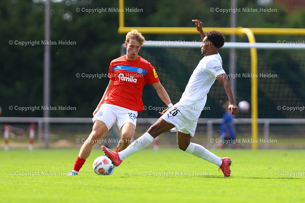 NH_EintrachtBraunschweig_HolsteinKiel_Testspiel_19072025 | #25 Sanoussy Ba (Eintracht Braunschweig), #23 Lasse Rosenboom (Holstein Kiel)Fußball I Herren I Testspiel I Saison 2025-2026  I Eintracht Braunschweig - Holstein Kiel I 19.07.2025 I Stadion am Salzgittersee - Realisiert mit Pictrs.com