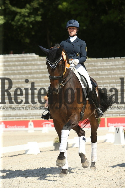 Siegerehrung_Marbach_2022_Prfg.Nr.01_Dressurprüfung_Kl.S_Grand-Prix (40) | Alle Fotos der Reiterjournal Fotografin Doris Matthaes im Reiterjournal Online-Fotoshop. - Realisiert mit Pictrs.com