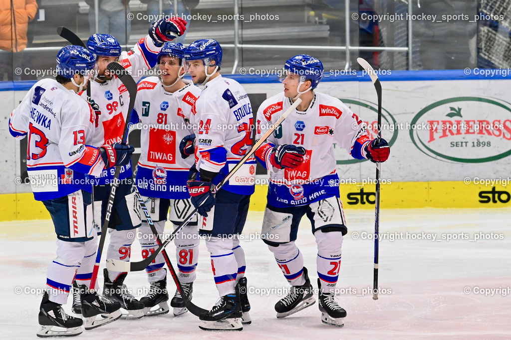 EC IDM Wärmepumpen VSV vs. HC Innsbruck 26.12.2022 | Jubel HC Innsbruck Mannschaft, #13 Helewka Adam, #98 Lattner Jan, #81 Mackin Corey, #24 Bourque Simon, #21 Coulter Tyler