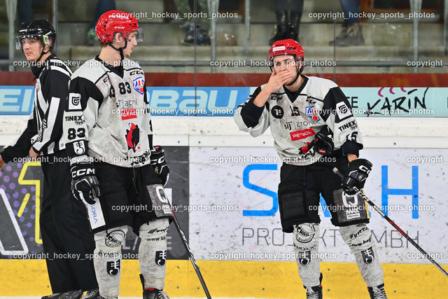 EK Zeller Eisbären vs. HDD Jesenice 1.10.2022 | KANYO Tamas Referee, #83 Kumanovic Lovro, #15 Sojer Mark