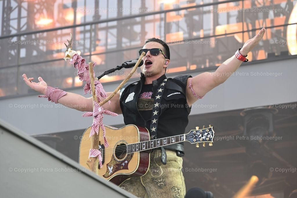 _DSC9158 | Andreas Gabalier bei Volks-Rock´n´Roll Show auf dem Gelände der Messe in München, 6. August 2022 /  Bitte Fotovermerk: Brauer/Andrea Schulze - Realisiert mit Pictrs.com