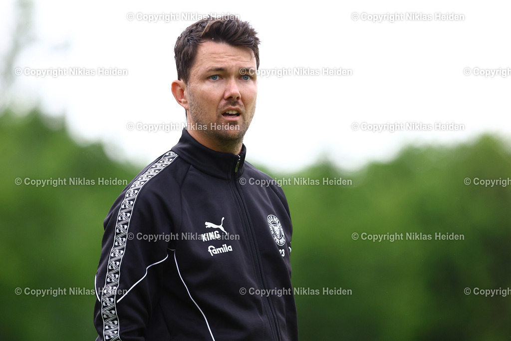 NH_HolsteinKielU23_FCEintrachtNorderstedt_Testspiel_05072025 | Willi Weiße (Trainer, Holstein Kiel U23)Fußball I Herren I Testspiel I Saison 2025-2026  I Holstein Kiel U23 - FC Eintracht Norderstedt I 05.07.2025 I Stadtwerke Arena Eckernförde - Realisiert mit Pictrs.com