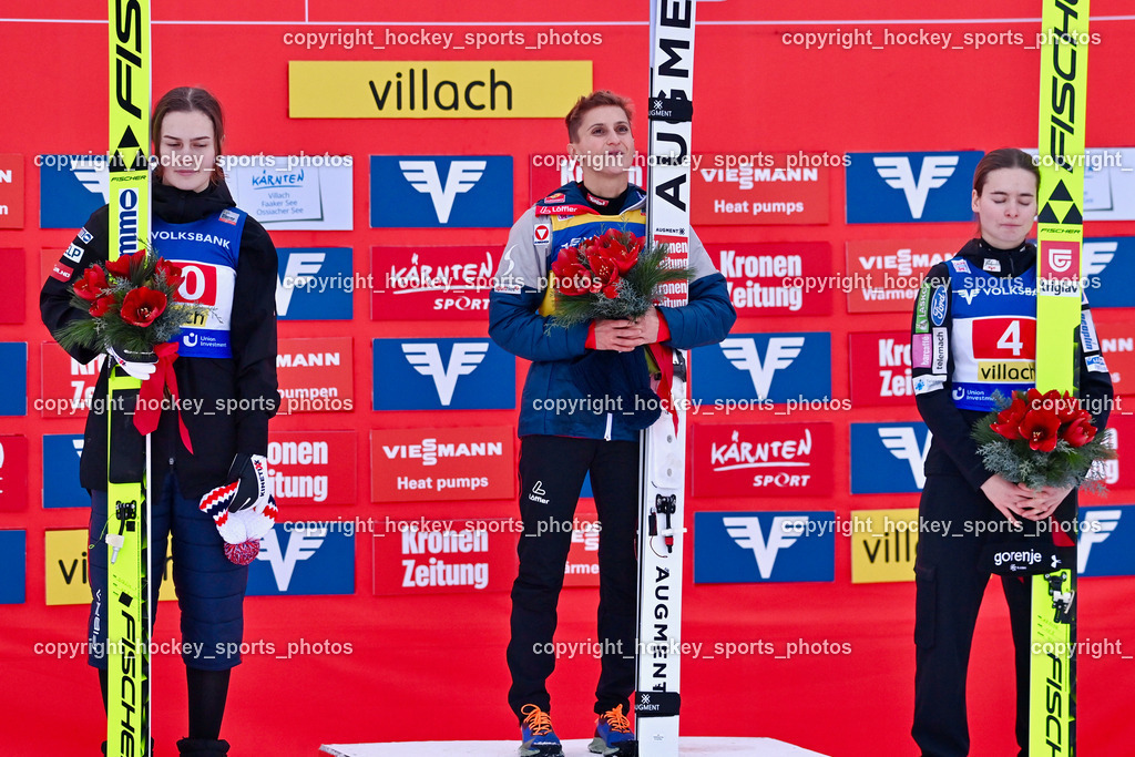 Weltcup Skispringen Villach Damen 28.12.2022 | #10 STROEM Anna Odine, #1 PINKELNIG Eva, #4 KRIZNAR Nika, Siegerehrung