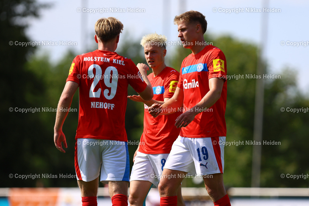NH_EintrachtBraunschweig_HolsteinKiel_Testspiel_19072025 | #19 Phil Harres (Holstein Kiel) bejubelt mit seinen Teamkollegen seinen Treffer zum 0:2.Fußball I Herren I Testspiel I Saison 2025-2026  I Eintracht Braunschweig - Holstein Kiel I 19.07.2025 I Stadion am Salzgittersee - Realisiert mit Pictrs.com