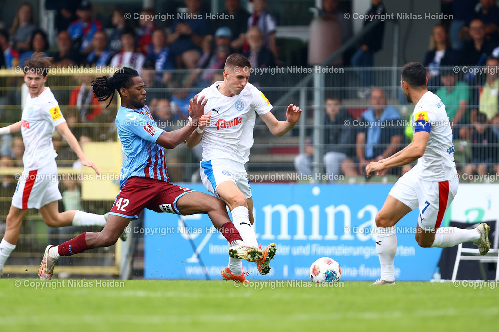 NH_SCWeicheFlensburg08_HolsteinKiel_Testspiel_28062025 | #42 Obinna Iloka (SC Weiche Flensburg 08), #6 Marko Ivezic (Holstein Kiel)Fußball I Herren I Freundschaftsspiel I Saison 2025-2026  I SC Weiche Flensburg 08 - Holstein Kiel I 28.06.2025 I Manfred-Werner-Stadion - Realisiert mit Pictrs.com