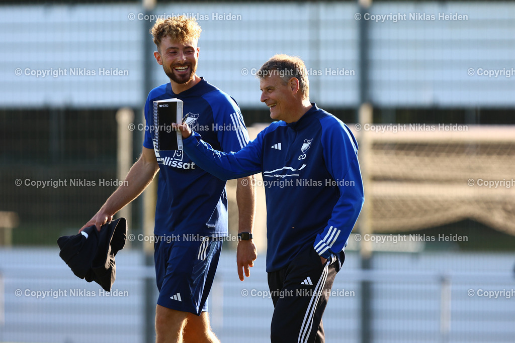 NH_TuSRotenhof_InterTürksporKiel_Testspiel_27062025 | Henning Knuth (Trainer, TuS Rotenhof) mit seinem Co-Trainer Michael Bauer.Fußball I Herren I Freundschaftsspiel I Saison 2025-2026  I TuS Rothenhof - Inter Türkspor Kiel I 27.06.2025 I B-Platz Rotenhof - Realisiert mit Pictrs.com
