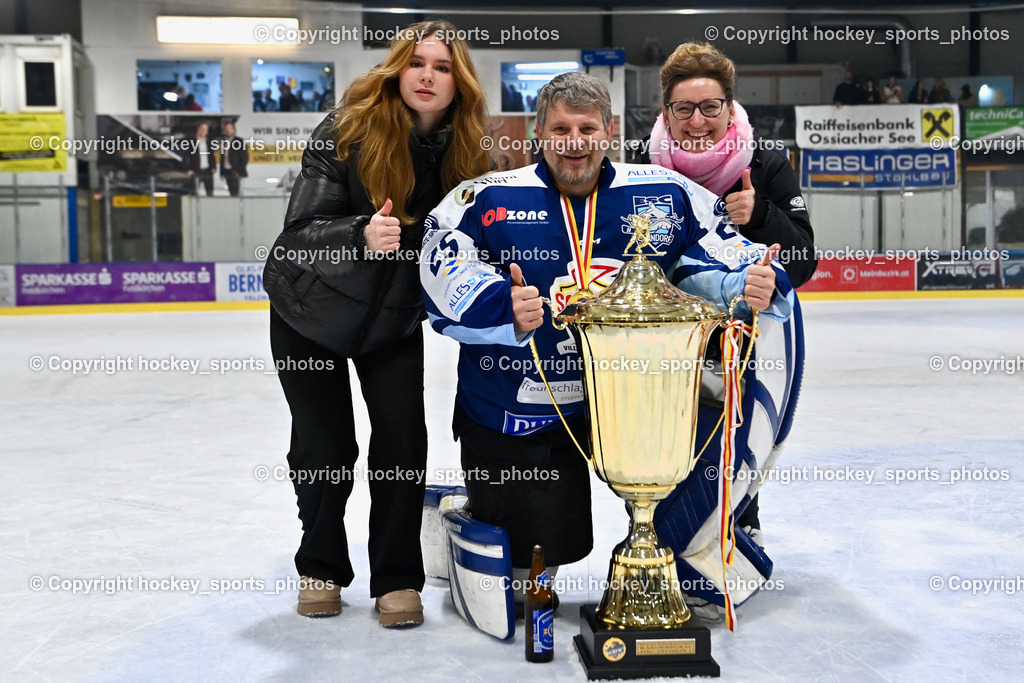 ESC SOCCERZONE STEINDORF vs. 1. EHC Althofen | #25 Steiner Alois ESC Steindorf, ESC SOCCERZONE STEINDORF vs. 1. EHC Althofen, Siegerehrung ESC SOCCERZONE STEINDORF & 1. EHC Althofen am 08.03.2025 in Steindorf (Ossiachersee Halle), Austria, (Photo by Bernd Stefan)
