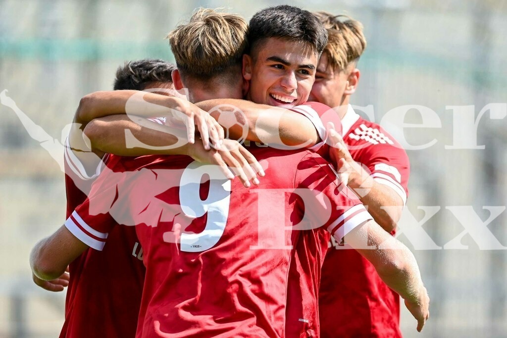 2022_08_21_UHG_FCB-0524 | v.li.: Dominique Girtler (Unterhaching, 9) Aaron Keller (Unterhaching, 10) mit Torjubel, Jubel, Torjubel, Torerfolg, celebrate the goal, goal, celebration, Jubel ueber das Tor zum 2.1 durch Dominique Girtler (Unterhaching, 9), optimistisch, Action, Aktion