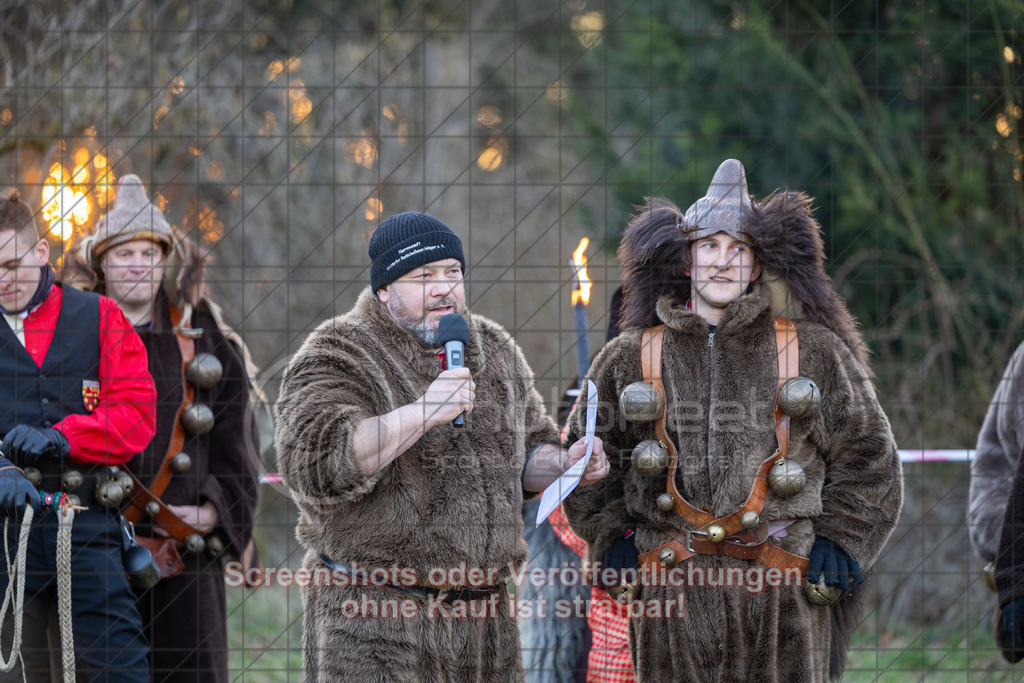 20250304_175434_0319 | #,Traditionelles Fasnetsverbrennen, Radschellenschläger Donzdorf, Donzdorfer Fasnet, Kampagne 2025, Fohlenwiese Schlossgarten, 73072 Donzdorf, 04.03.2025 - 17:30 Uhr,Foto: PhotoPeet-Eventfotografie/Peter Harich